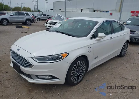 2017 Ford Fusion Energi Titanium z USA, uszkodzony, nr VIN 3FA6P0SUXHR147336